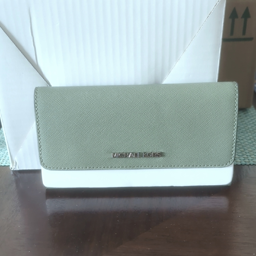 Michael Kors Women's Jet Set Travel Large Trifold Wallet